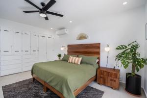 ein Schlafzimmer mit einem Bett und einem Deckenventilator in der Unterkunft Resort getaway San Pancho style in San Francisco + 69 Fotos