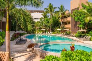 ein Pool in einem Resort mit Stühlen und Palmen in der Unterkunft Resort getaway San Pancho style in San Francisco