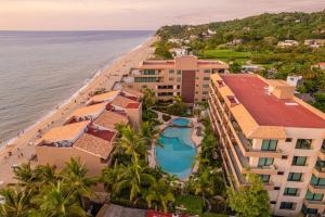 eine Luftaufnahme des Hotels und des Strandes in der Unterkunft Resort getaway San Pancho style in San Francisco