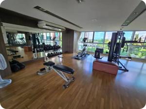 - une salle de sport avec des haltères et d'autres équipements dans l'établissement City Center, Cozy room with Pool, Washing Machine, à Udon Thani 14 autres photos