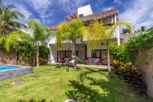 a villa with a garden and a swimming pool at 2 legit 2 quit in San Pancho in San Francisco