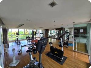 une salle de sport avec plusieurs tapis de course et machines elliptiques dans l'établissement City Center, Cozy room with Pool, Washing Machine, à Udon Thani