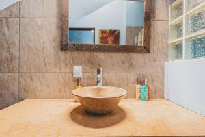 Ένα μπάνιο στο Downtown Sayulita Studio w Pool, Terrace, Views +43 φωτογραφίες