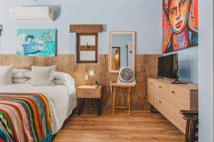 Ένα ή περισσότερα κρεβάτια σε δωμάτιο στο Downtown Sayulita Studio w Pool, Terrace, Views