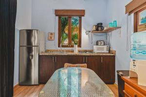 Η κουζίνα ή μικρή κουζίνα στο Downtown Sayulita Studio w Pool, Terrace, Views