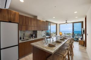 Η κουζίνα ή μικρή κουζίνα στο Beach breeze luxury resort for 4