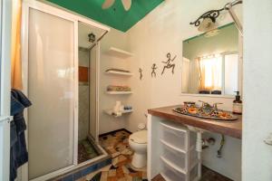 ein Badezimmer mit Toilette, Waschbecken und Dusche in der Unterkunft Casa Happy Sol Boa Pool and Beach Vibes in San Francisco