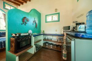 eine Küche mit einem Herd und einer blauen Wand in der Unterkunft Casa Happy Sol Boa Pool and Beach Vibes in San Francisco