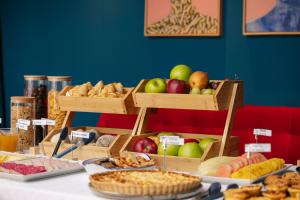 a table topped with baskets of fruit and other foods at Esqina Cosmopolitan Lodge in Lisbon +67 photos