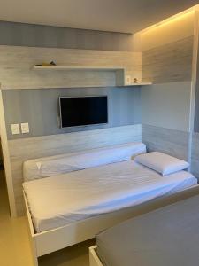 sypialnia z dwoma łóżkami i telewizorem z płaskim ekranem w obiekcie Marulhos Resort Flat- Porto de Galinhas w mieście Ipojuca +20 zdjęć