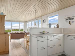 Køkken eller tekøkken på Holiday Home Teodosija - 20m from the sea by Interhome