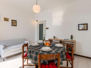 un salon avec une table et un canapé dans l'établissement Apartment Martino by Interhome, à Argegno 9 autres photos