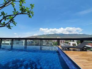 チェンマイにあるSpecious Condo At Nimman With Rooftop Poolの建物の屋上にあるプール