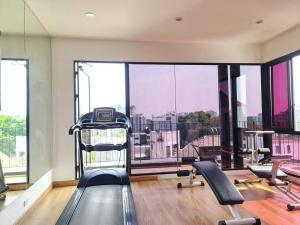 チェンマイにあるSpecious Condo At Nimman With Rooftop Poolの市街の景色を望む空きジム