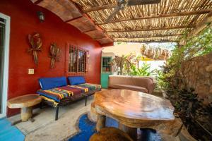 ein Wohnzimmer mit Sofa und Tisch in der Unterkunft Casa Happy Sol - Delfin - Pool Boho Beach Vibes in San Francisco + 4 Fotos