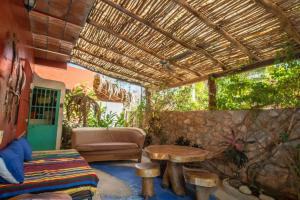 ein Wohnzimmer mit Sofa und Tisch in der Unterkunft Casa Happy Sol - Delfin - Pool Boho Beach Vibes in San Francisco