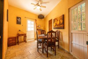 ein Esszimmer mit Tisch und Stühlen und einem Deckenventilator in der Unterkunft Casa Happy Sol Atun Balcony Pool Beach Vibes in San Francisco