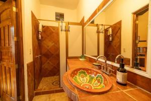 ein Badezimmer mit Waschbecken und Dusche in der Unterkunft Casa Happy Sol Atun Balcony Pool Beach Vibes in San Francisco + 4 Fotos