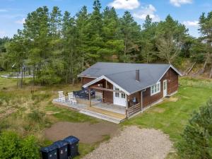 Sønder YdbyにあるHoliday Home Thorgny - 350m to the fjord by Interhomeのデッキと家のある丸太小屋の航空写真