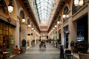 een groep mensen die door een gebouw met een glazen plafond loopt bij Lovely 1BR with Rooftop Pool in Nimmanhemin 605 in Chiang Mai