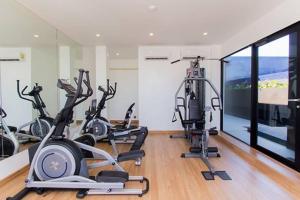een fitnessruimte met diverse hometrainers in een kamer bij Live in Nimman High Floor And Rooftop Pool in Chiang Mai