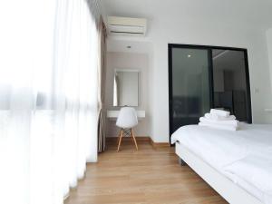 Voodi või voodid majutusasutuse Nice Modern in Nimman with RoofTop Pool by Bestbnb toas +18 fotot