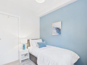 WiltonにあるMansfield Crescentの青いアクセントの壁のベッドルーム1室、ベッド1台が備わります。 +4枚の写真