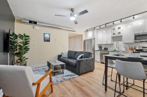 un soggiorno con divano e cucina di Upscale King Bed Suite ADA with Free Parking a Lawrenceville