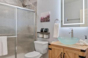 bagno con lavabo in vetro e doccia di Upscale King Bed Suite ADA with Free Parking a Lawrenceville Altre 24 foto