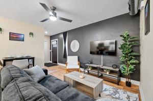 un soggiorno con un divano e una TV di Upscale King Bed Suite ADA with Free Parking a Lawrenceville