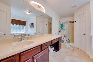 Koupelna v ubytování Unwind, Golf and Explore Unique Atlanta Escape! + 25 fotografií