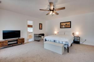 TV a/nebo společenská místnost v ubytování Unwind, Golf and Explore Unique Atlanta Escape!