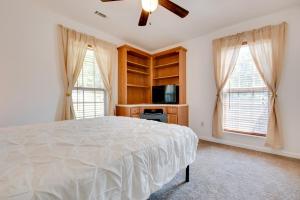 Postel nebo postele na pokoji v ubytování Unwind, Golf and Explore Unique Atlanta Escape!