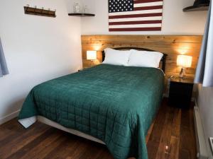 Postel nebo postele na pokoji v ubytování Iron Horse Cabin at Base Camp Lodging Company