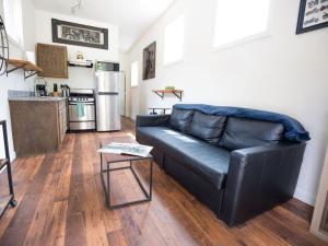 Kuchyň nebo kuchyňský kout v ubytování Iron Horse Cabin at Base Camp Lodging Company