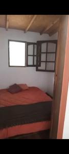 un dormitorio con una cama y una ventana en Casa Totem, 