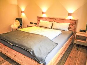 Una cama o camas en una habitación de Apartment Waidmannsheil - 67qm by Interhome