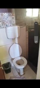Un baño con un inodoro blanco en una habitación. en Casa Totem, 