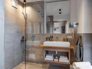 un baño con lavabo y ducha en Studio Studio Taxacher by Interhome, en Krinberg