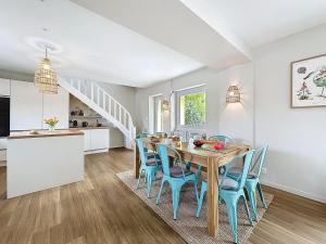 eine Küche und ein Esszimmer mit einem Holztisch und Stühlen in der Unterkunft Holiday Home La Nero by Interhome in Pornic