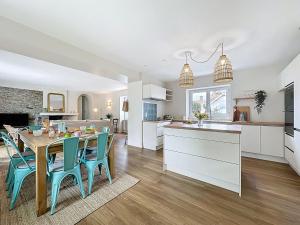 eine Küche und ein Esszimmer mit Tisch und Stühlen in der Unterkunft Holiday Home La Nero by Interhome in Pornic + 30 Fotos