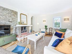 ein Wohnzimmer mit Sofa und Kamin in der Unterkunft Holiday Home La Nero by Interhome in Pornic