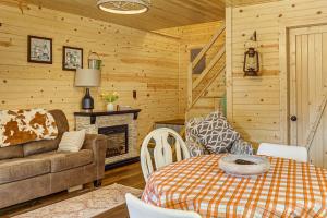 Χώρος καθιστικού στο On 40 Acres Charming Cabin in Zanesville! +18 φωτογραφίες