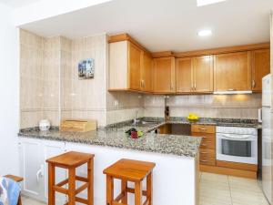 オロペサ・デル・マールにあるApartment La Estación by Interhomeの木製のキャビネットとカウンタートップを備えたキッチン