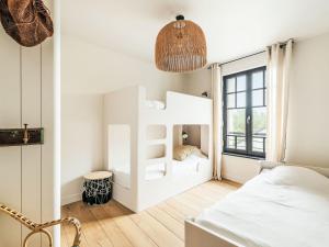 ディナールにあるHoliday Home EDEN VERDE by Interhomeの二段ベッド2台と窓のある寝室