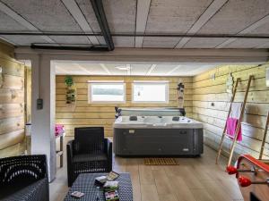 una piccola stanza con vasca idromassaggio in una casa di Holiday Home Entre Terre et Mer by Interhome a Kervasdou