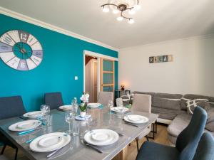 una sala da pranzo con un tavolo e un orologio a parete di Holiday Home Entre Terre et Mer by Interhome a Kervasdou Altre 32 foto