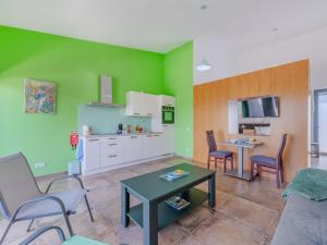 Kuchyň nebo kuchyňský kout v ubytování Apartment Suites Sunny Hill-4 by Interhome