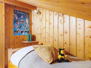 Ένα ή περισσότερα κρεβάτια σε δωμάτιο στο Holiday Home Les Chalets de La Combe by Interhome