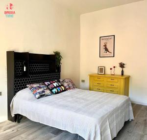 1 dormitorio con 1 cama grande y vestidor amarillo en Brixia Time Case - Indipendenza, en Brescia